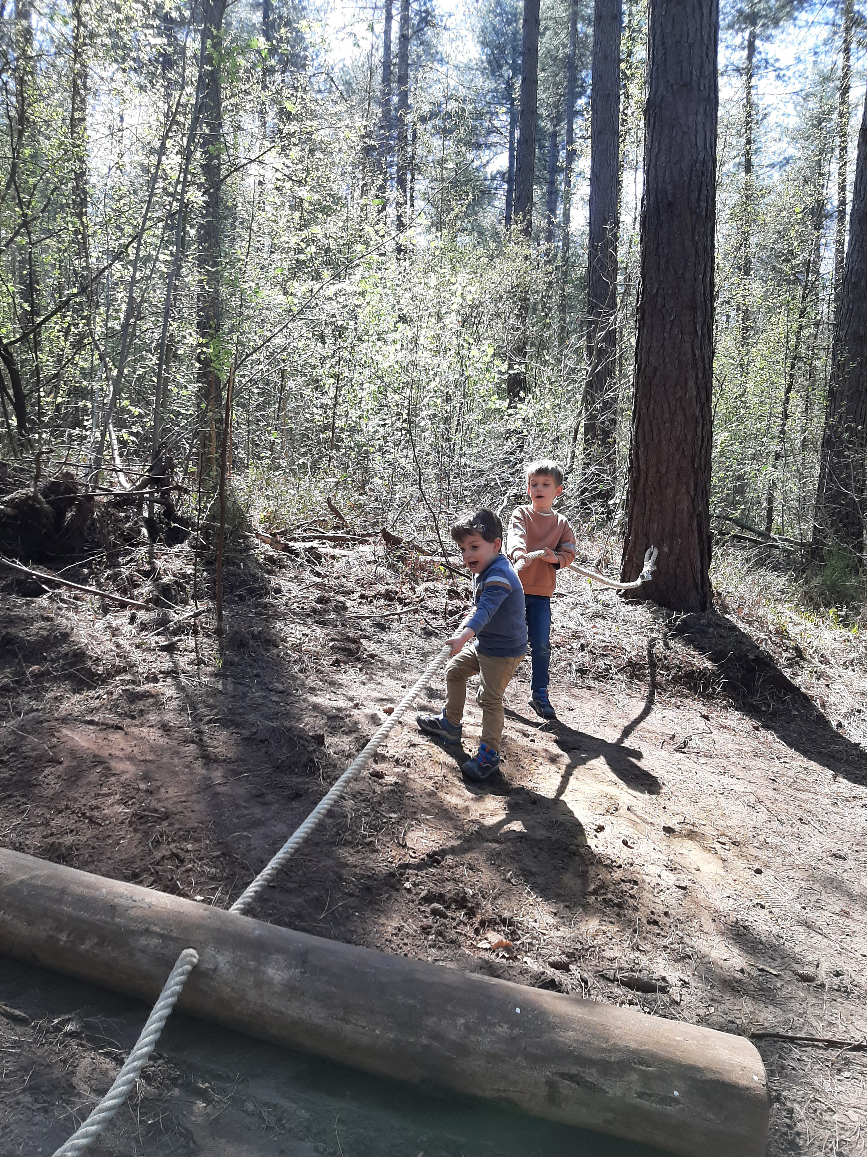 Twee kleuters aan het spelen op het multimovepad.