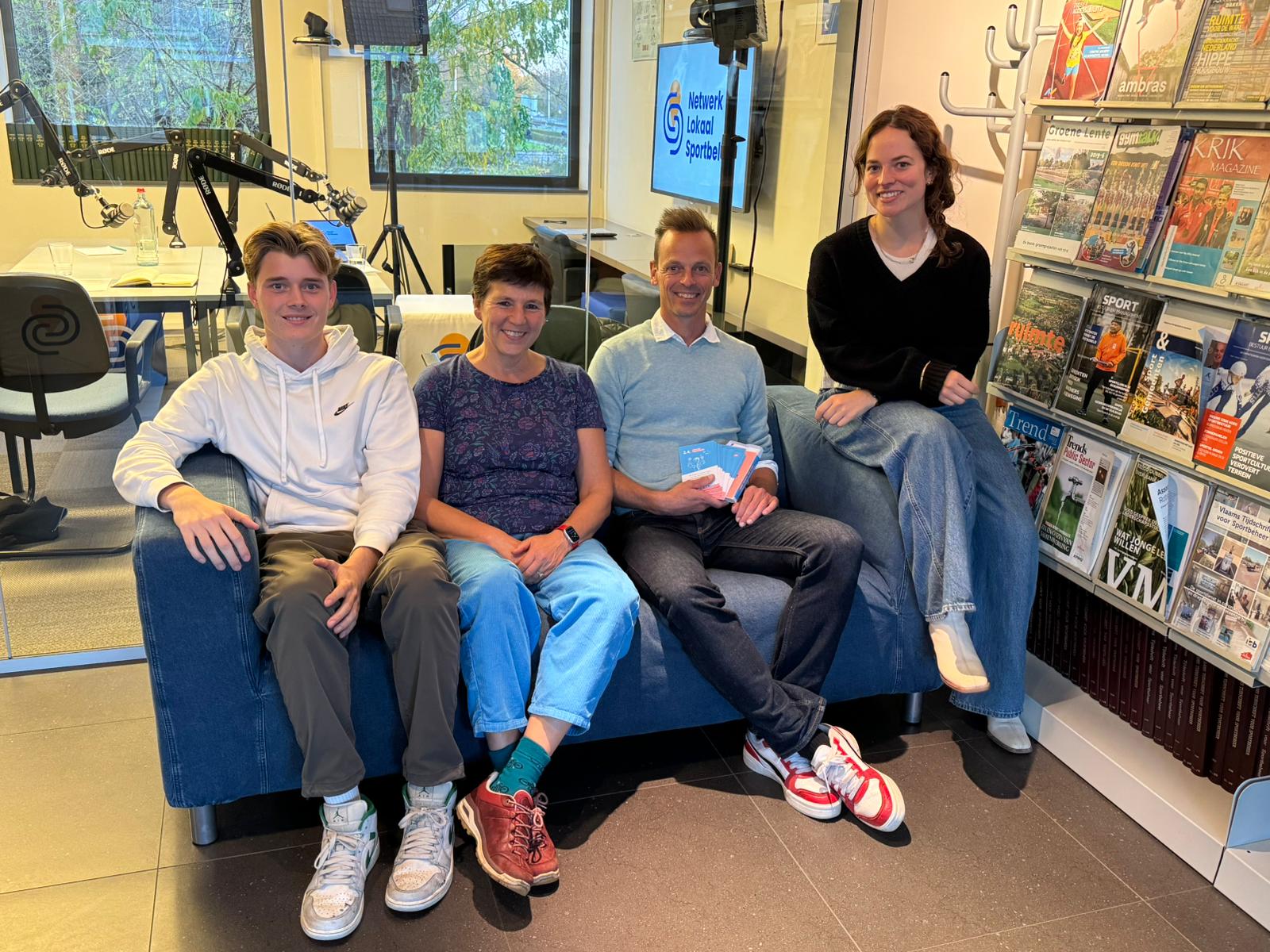 op de foto staan de vier sprekers die mee hebben gewerkt aan de podcast. V.l.n.r.: Joram Van Ossel, tienerambassadeur, Lieve Claes van Sport Vlaanderen, Paul